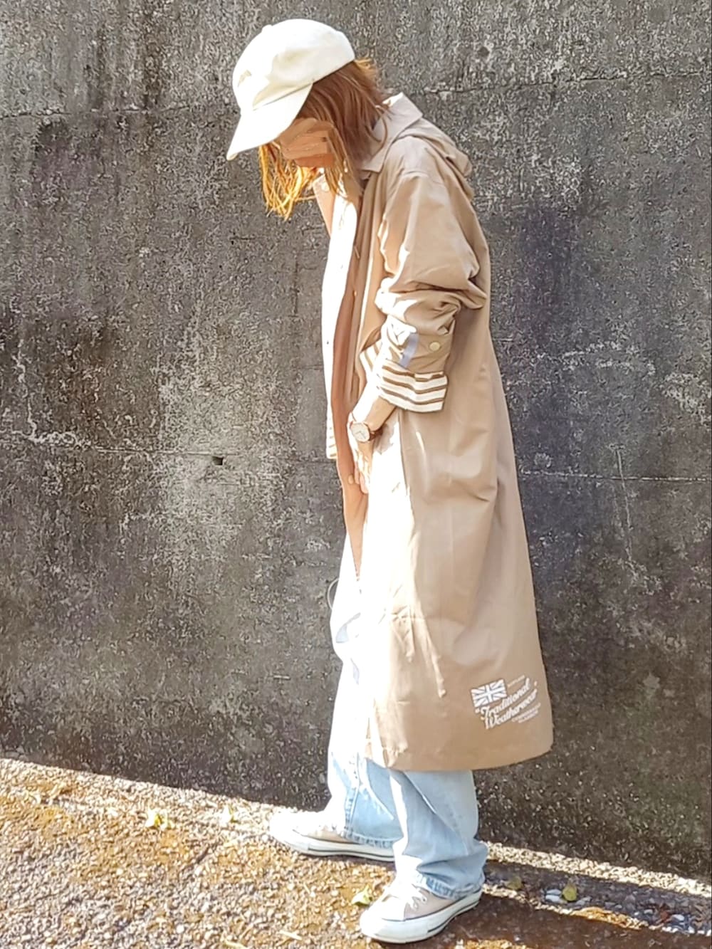 ブラウン系のTシャツ/カットソー、ブラック系のボストンバッグ、ブルー系のデニムパンツを着用したレディースの春コーディネートの3枚目の写真