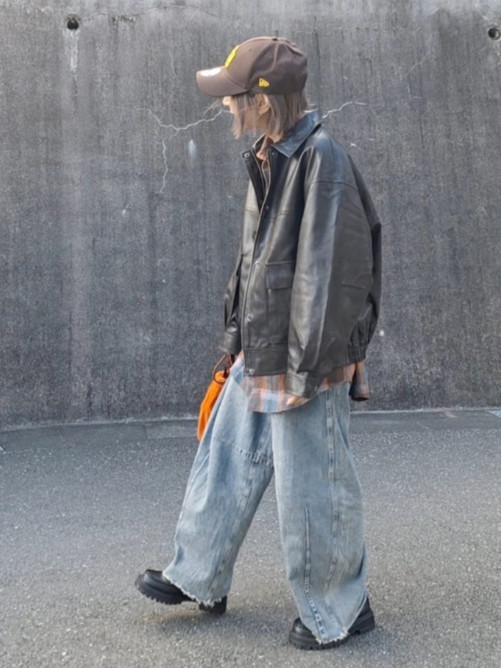 ブラウン系のブルゾン、ブラウン系のシャツ/ブラウス、オレンジ系のショルダーバッグを着用したレディースの秋コーディネートの4枚目の写真