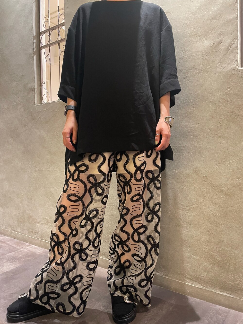 ブラック系のその他パンツを着用したレディースの夏コーディネートの4枚目の写真