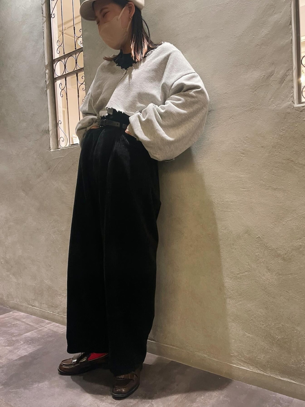 ブラック系のその他パンツ、ベージュ系のキャップを着用したレディースの冬コーディネートの2枚目の写真