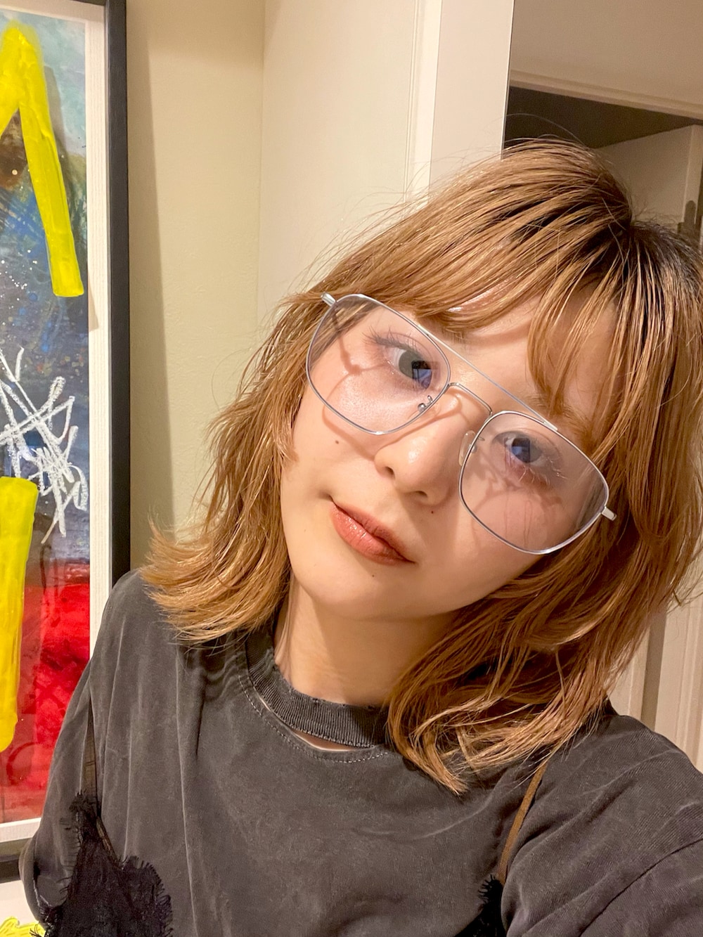 ブルー系のつなぎ/オールインワン、グレー系のTシャツ/カットソーを着用したレディースの夏コーディネートの2枚目の写真