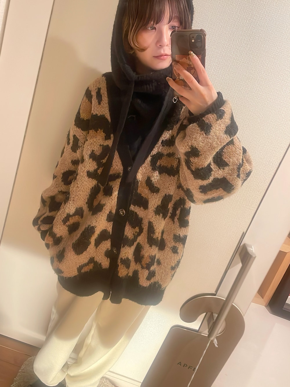 グリーン系のモッズコートを着用したレディースの冬コーディネートの2枚目の写真