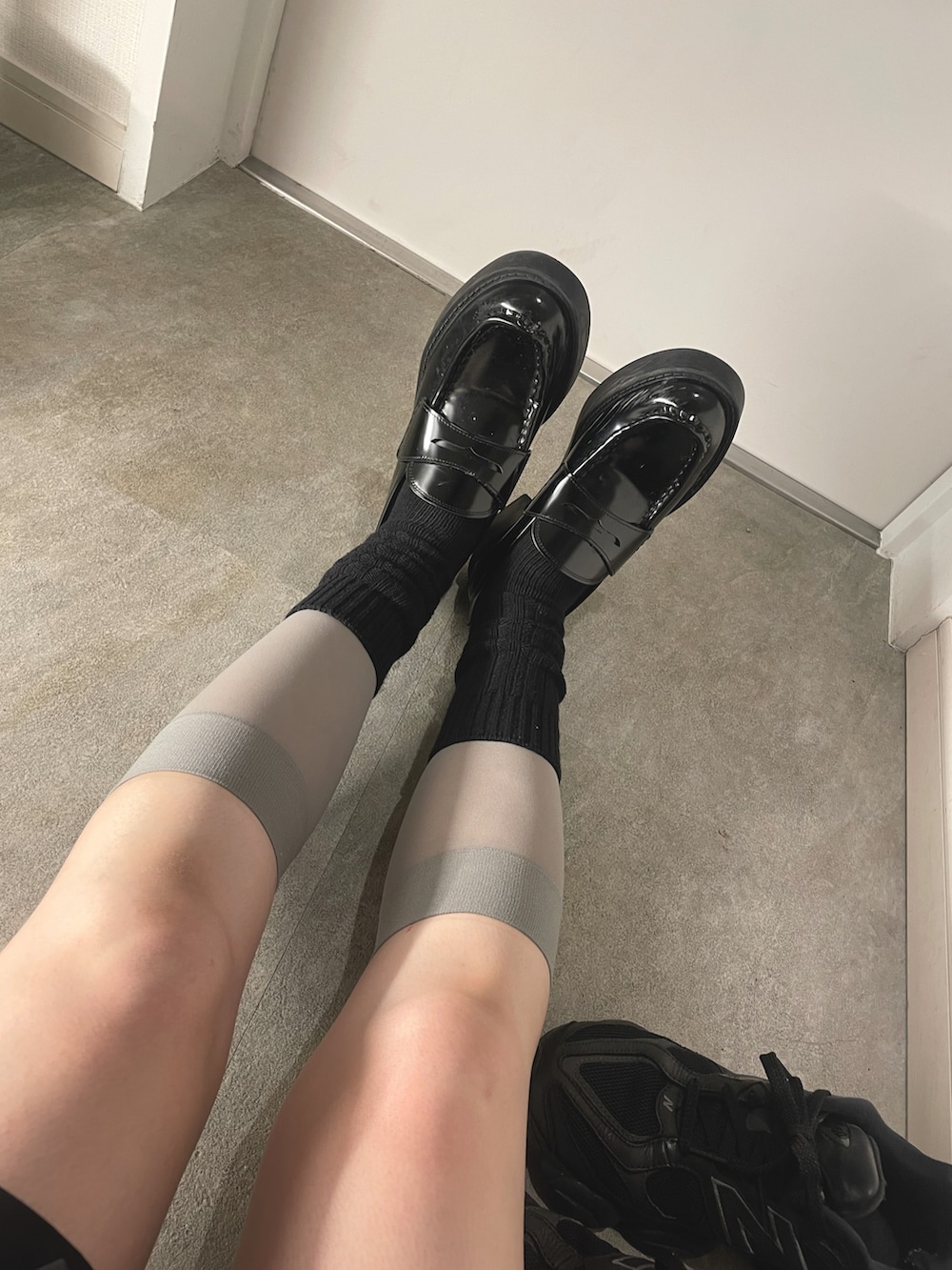 ブラック系のシャツ/ブラウスを着用したレディースの春コーディネートの2枚目の写真