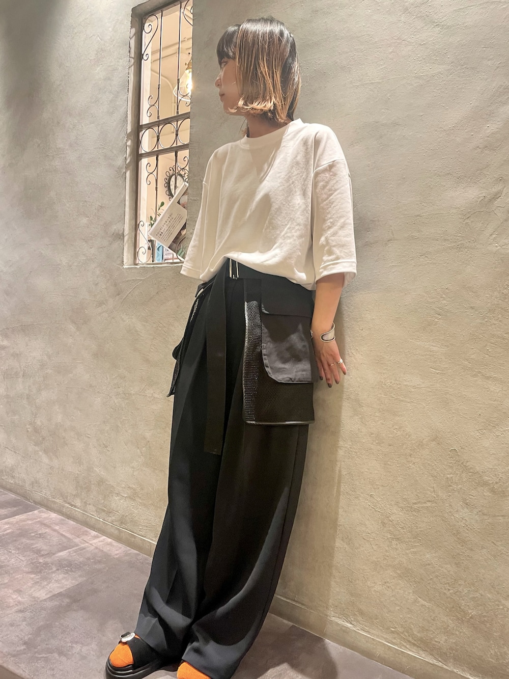 ブラック系のサンダル、ブラック系のその他パンツ、ブラック系のベルトを着用したレディースの夏コーディネートの2枚目の写真