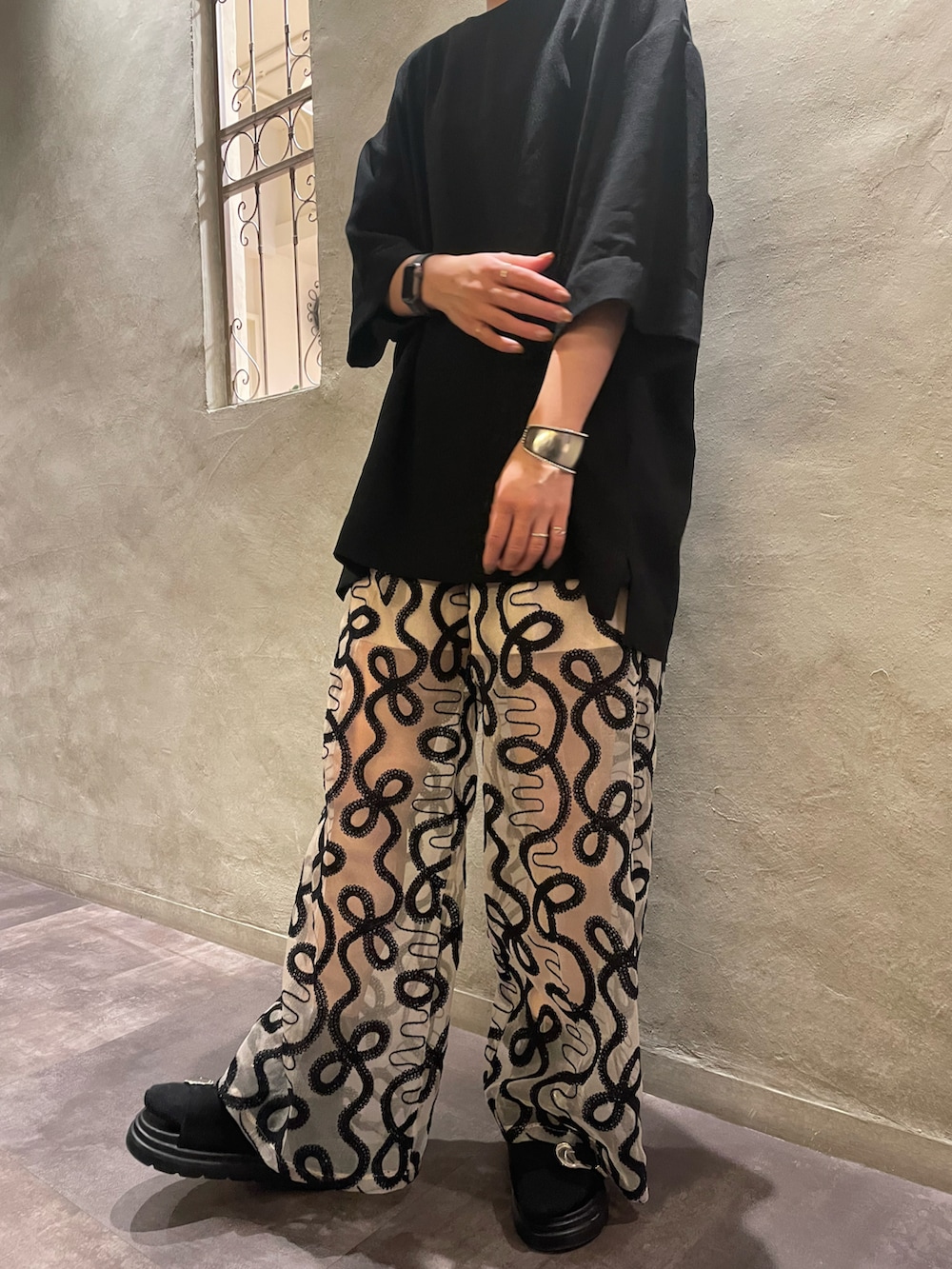 ブラック系のその他パンツを着用したレディースの夏コーディネートの3枚目の写真