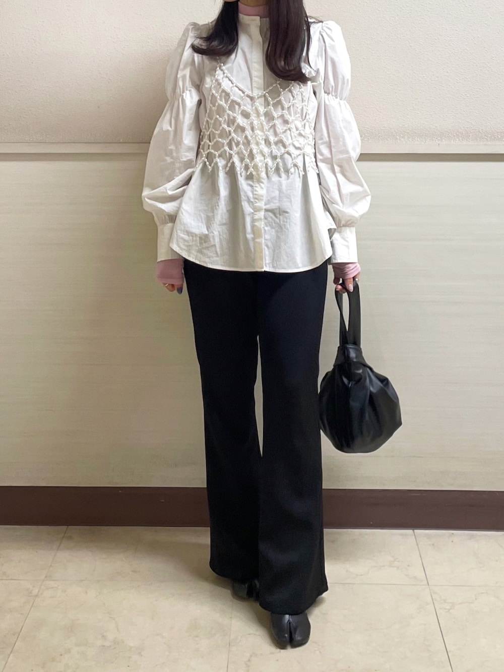 「おしゃれさんと繋がりたい、きれいめカジュアル、プチプラ、タートルネック、ビスチェ、レイヤードスタイル、休日スタイル、フレアパンツ、冬コーデ、低身長、お出かけコーデ、冬を彩る色いろコーデ」｜「STYLEMIXERのワンハンドルバッグ（ハンドバッグ、ブラック系）」を使った、®️さん（レディース・153cm）の冬コーディネートの2枚目の写真