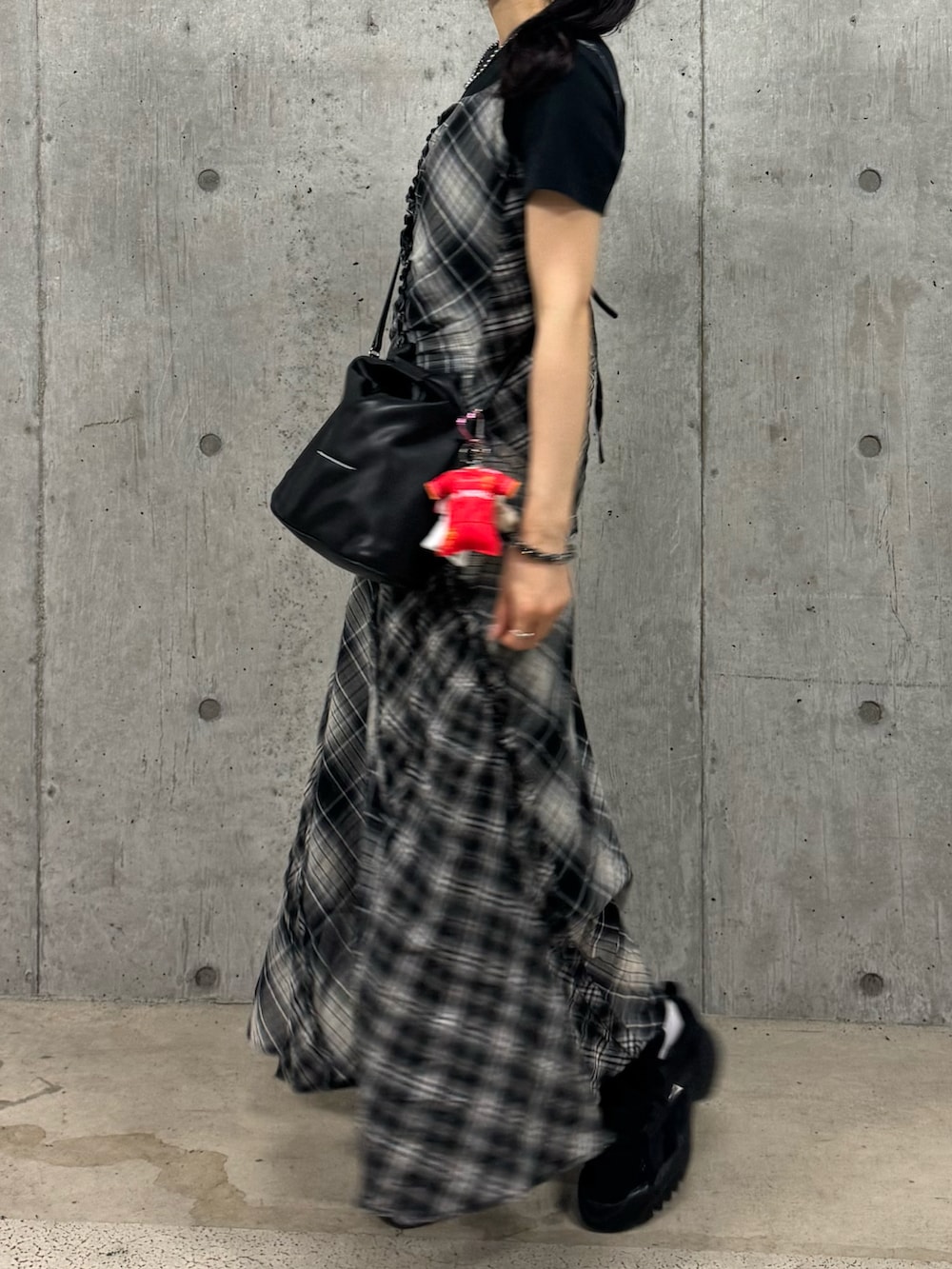 「夏ルックで気分アップ、ワンピース、キャミワンピ、Tシャツ、ユニクロ、スニーカー、ショルダーバッグ、モード、低身長、夏コーデ、チェック、ブラック、休日スタイル、ブラックコーデ、きれいめカジュアル」｜「MAISON SPECIALのPlaid Pattern Combination Frill Dress/チェックコンビフリルワンピース【MAISON SPECIAL/メゾンスペシャル】（ワンピース、ブラック系）」を使った、®️さん（レディース・153cm）の夏コーディネートの2枚目の写真