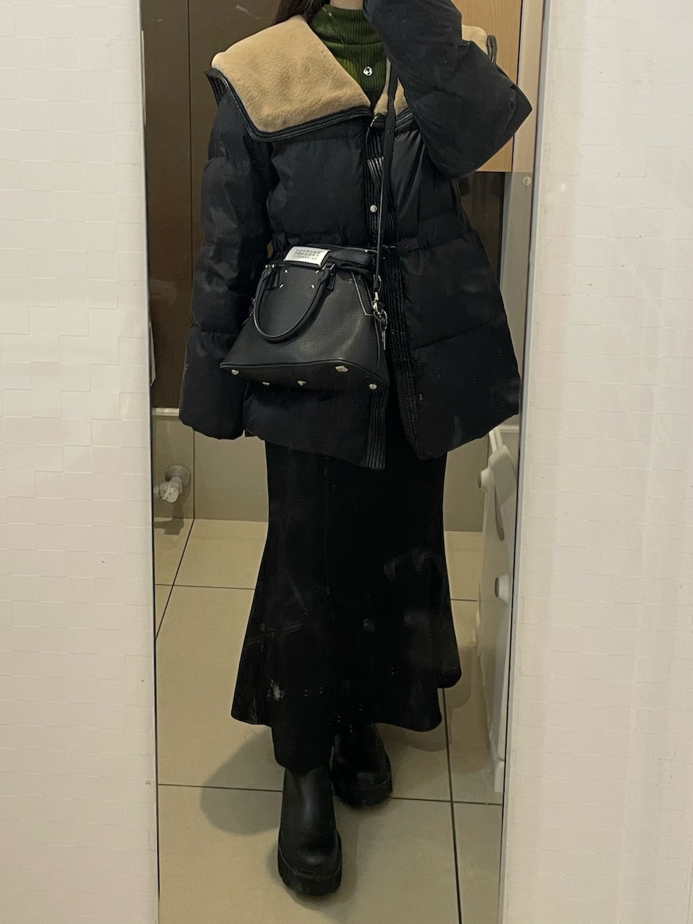 「冬を彩る色いろコーデ、お洒落さんとつながりたい、低身長、ビスチェ、タートルネック、マーメイドスカート、モード、ダウンジャケット、休日スタイル、ロングスカート、冬アウター、お出かけコーデ」｜「hinariのバックスリットマーメイドスカート（スカート、ブラック系）」を使った、®️さん（レディース・153cm）の冬コーディネートの2枚目の写真