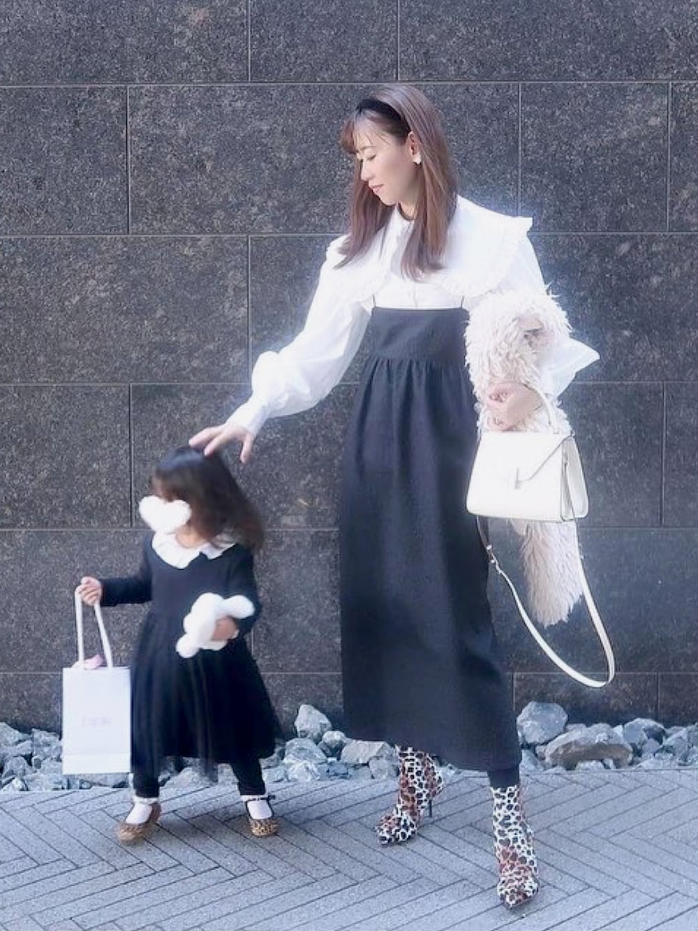 「春のおしゃ見えテクニック、春服コーデ、お出かけコーデ、ママコーデ、ママファッション、ママコーディネート、母娘、大人コーデ、きれいめコーデ、デートコーデ」｜「Valextraのアイテム（バッグ、ホワイト系）」を使った、natsuさん（レディース・162cm）の春コーディネートの2枚目の写真