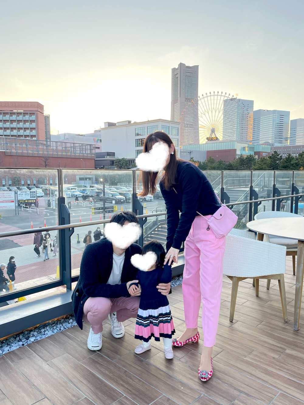 ピンク系のパンツ、ピンク系のシューズ、ピンク系のバッグを着用したレディースの春コーディネートの2枚目の写真