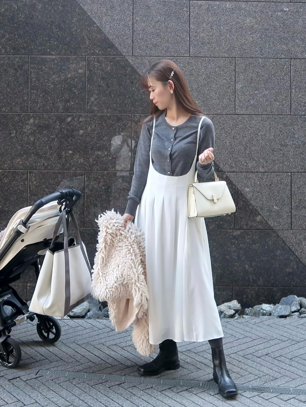ホワイト系のその他アウター、ホワイト系のバッグ、ホワイト系のオールインワン・サロペットを着用したレディースの冬コーディネートの2枚目の写真