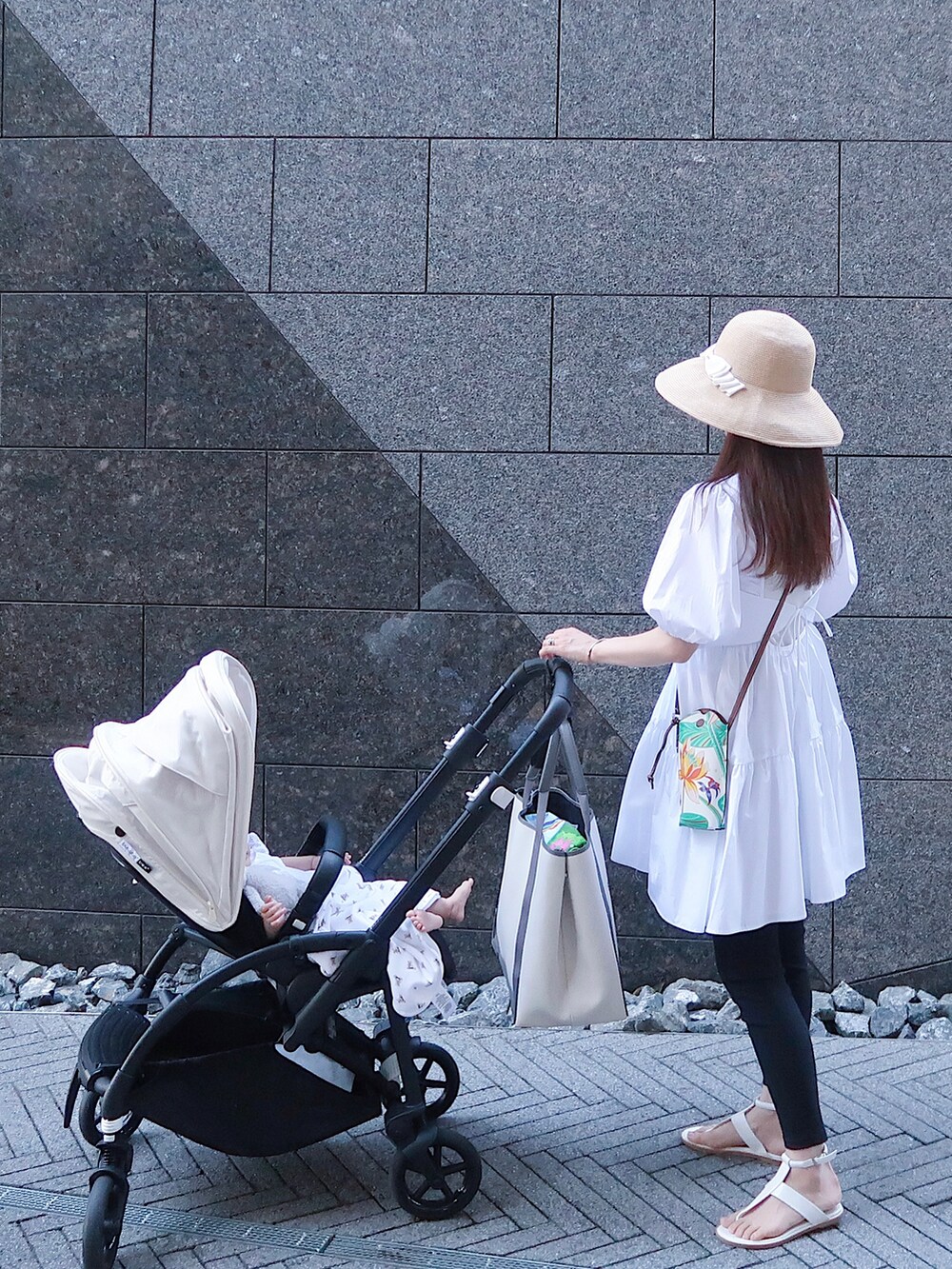 ホワイト系のサンダル、ホワイト系のバッグ、ホワイト系のワンピース/ドレスを着用したレディースの夏コーディネートの2枚目の写真