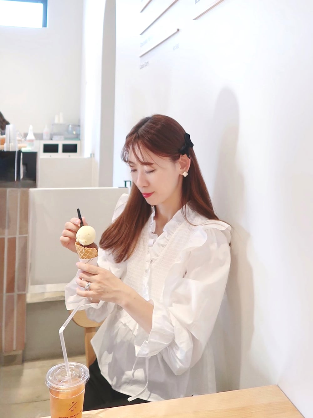 ブラック系のローファー、ブラック系のパンツ、ホワイト系のシャツ/ブラウスを着用したレディースの秋コーディネートの2枚目の写真