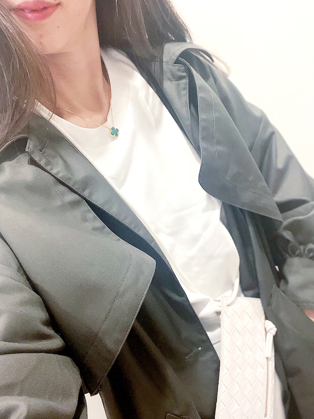 ホワイト系のパンツ、ホワイト系のスニーカー、ホワイト系のTシャツ/カットソーを着用したレディースの冬コーディネートの2枚目の写真