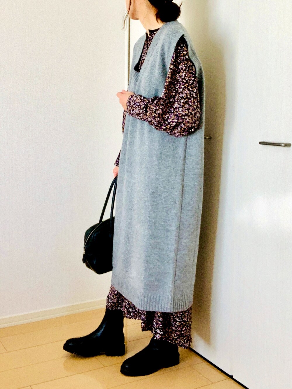 ブラック系のワンピース、ブラック系のブーツ、ブラック系のボストンバッグを着用したレディースの秋コーディネートの2枚目の写真