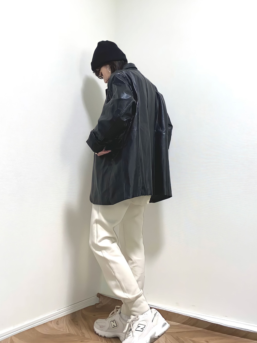 グレー系のスニーカー、ブラック系のジャケット/アウターを着用したレディースの秋コーディネートの2枚目の写真