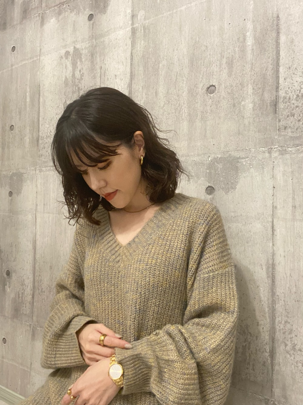 ベージュ系のニット/セーター、その他のブーツ、ブラウン系のアイライナーを着用したレディースの秋コーディネートの2枚目の写真