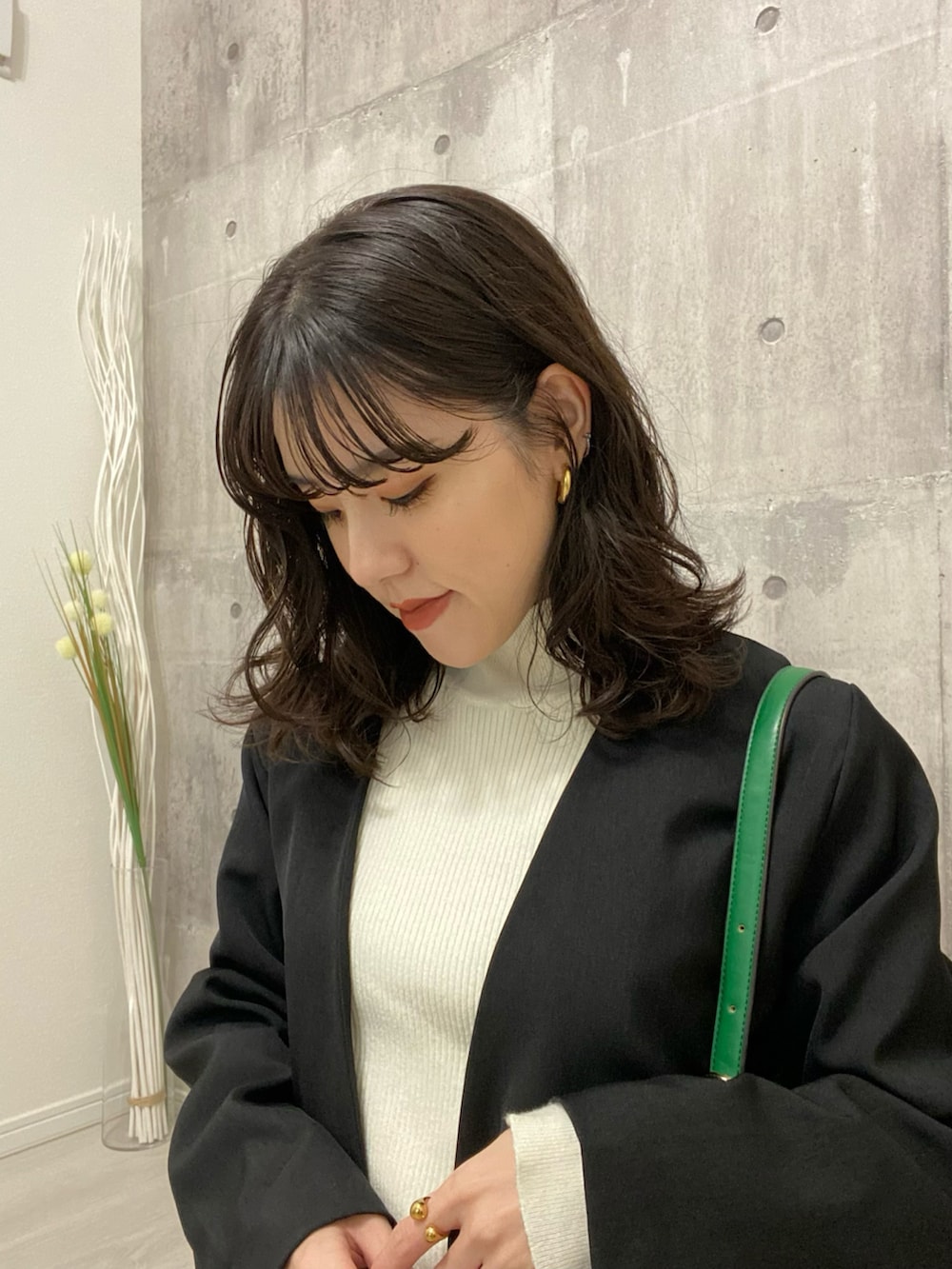 ブラック系のセットアップ、グレー系のスニーカー、ブラウン系の口紅/リップティント/グロスを着用したレディースの冬コーディネートの2枚目の写真