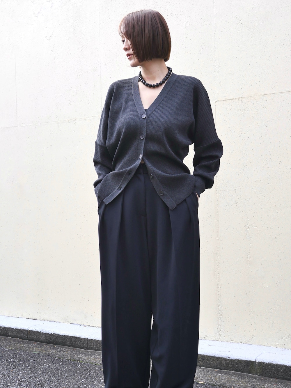 ブラック系のカーディガン/ボレロ、ブラック系のその他パンツ、ブラック系のスニーカーを着用したレディースの秋コーディネートの3枚目の写真