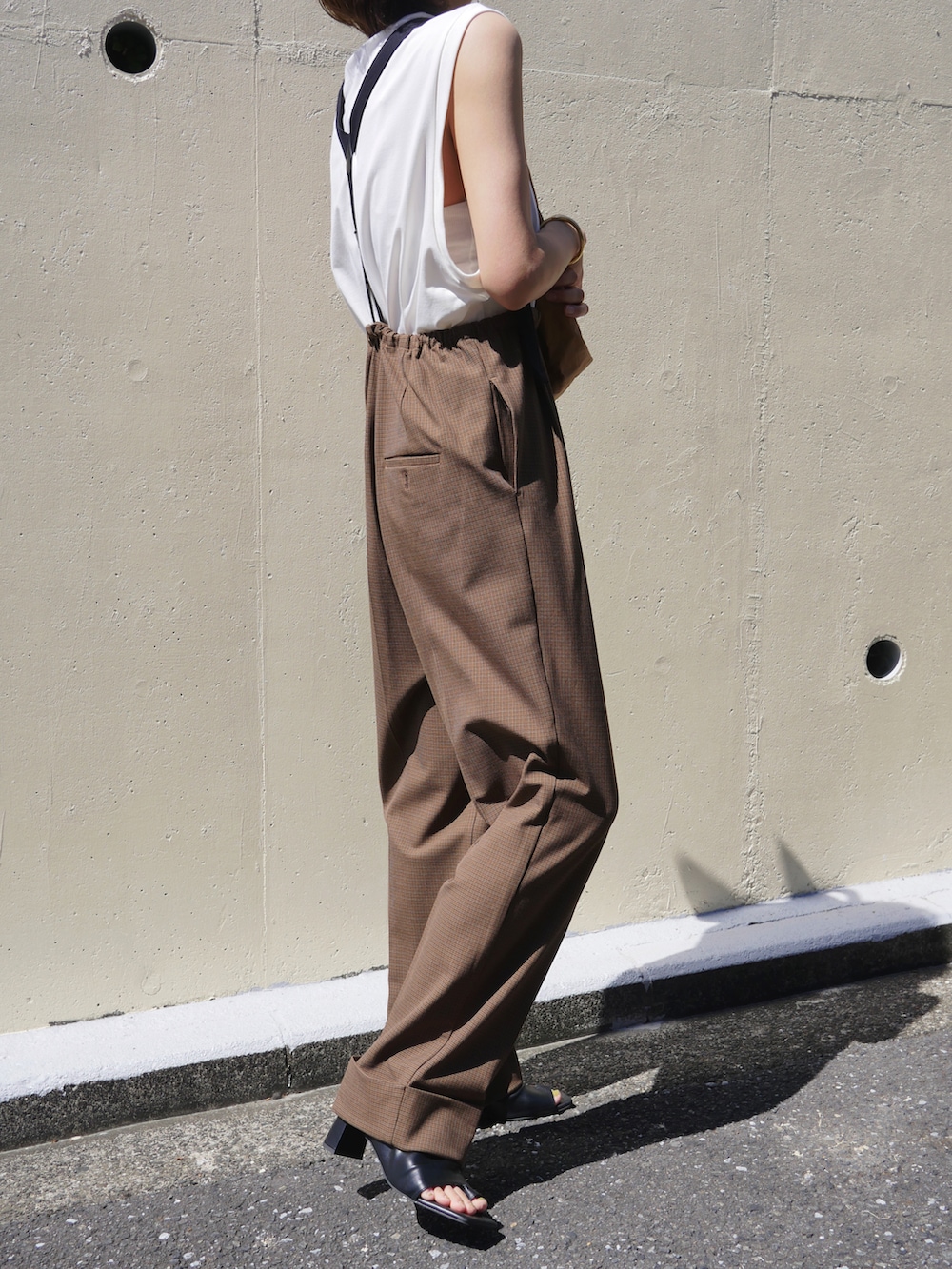 「今日のコスメと服、サスペンダー、秋服準備はじめました、秋先取りコーデ、ハイウエスト、タックイン、トートバッグ、ブラウン、ノースリーブ、休日スタイル、きれいめカジュアル、骨格ナチュラル、高身長コーデ、プチプラ、チェック」|「TODAYFULのサスペンダーハイウエストパンツ(その他パンツ、ブラウン系)」を使った、金子三記(miki)さん(骨格ナチュラル・レディース・170cm)の夏コーディネートの4枚目の写真