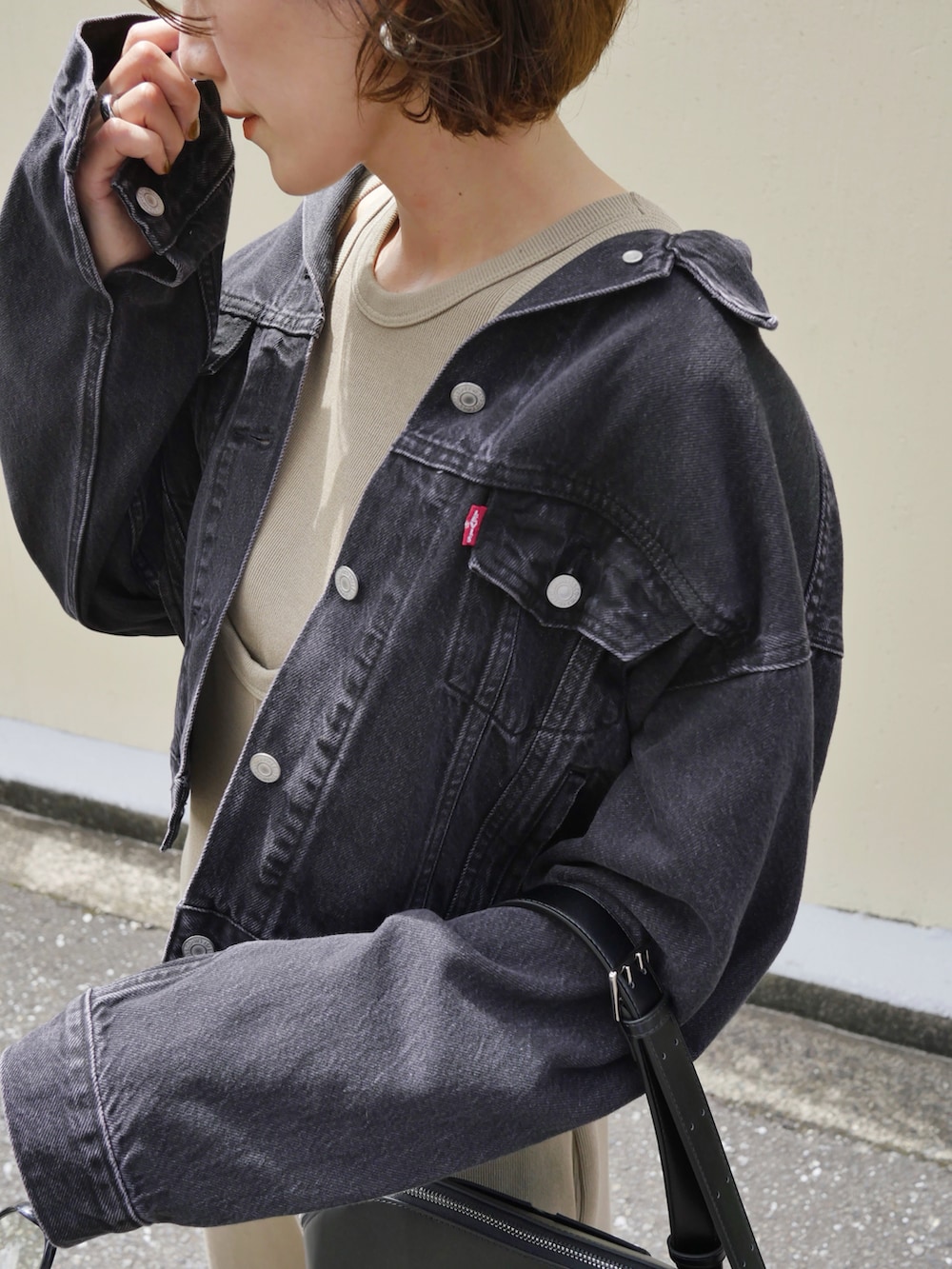 「お出かけコーデ、秋服準備はじめました、デニム、デニムジャケット、オールインワン、ローファー、ショルダーバッグ、ロンパース、リーバイス、リーバイス24AW、Levis、PR、高身長女子、高身長コーデ、レイヤードスタイル」｜「Levi'sのLevi's/リーバイス 飯豊まりえ別注 SHRUNKEN 90S トラッカージャケット IM ブラック（デニムジャケット、ブラック系）」を使った、金子三記(miki)さん（骨格ナチュラル・レディース・170cm）の夏コーディネートの5枚目の写真