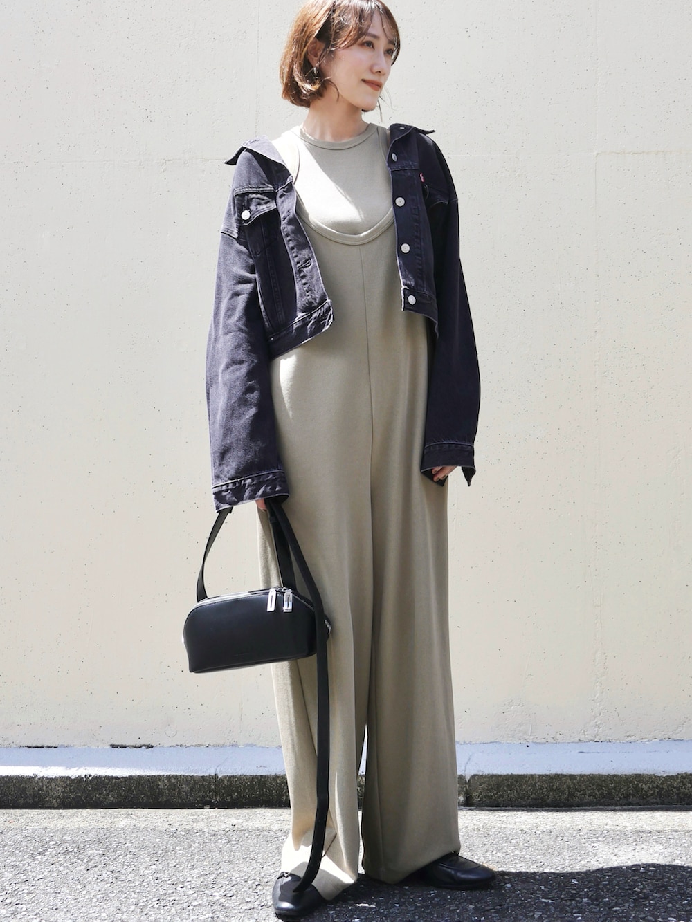 「お出かけコーデ、秋服準備はじめました、デニム、デニムジャケット、オールインワン、ローファー、ショルダーバッグ、ロンパース、リーバイス、リーバイス24AW、Levis、PR、高身長女子、高身長コーデ、レイヤードスタイル」｜「Levi'sのLevi's/リーバイス 飯豊まりえ別注 SHRUNKEN 90S トラッカージャケット IM ブラック（デニムジャケット、ブラック系）」を使った、金子三記(miki)さん（骨格ナチュラル・レディース・170cm）の夏コーディネートの2枚目の写真