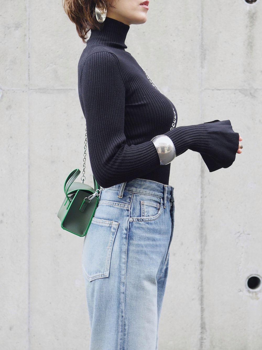 「ニット、タートルネック、タートルネックニット、デニム、ミニバッグ、レオパード、バレエシューズ、ZARA、シンプルコーデ、ハイウエスト、フレアスリーブ、秋冬コーデ、高身長コーデ、骨格ナチュラル、きれいめカジュアル」|「TODAYFULのフレアカフリブニット(ニット/セーター、ブラック系)」を使った、金子三記(miki)さん(骨格ナチュラル・レディース・170cm)の秋コーディネートの2枚目の写真