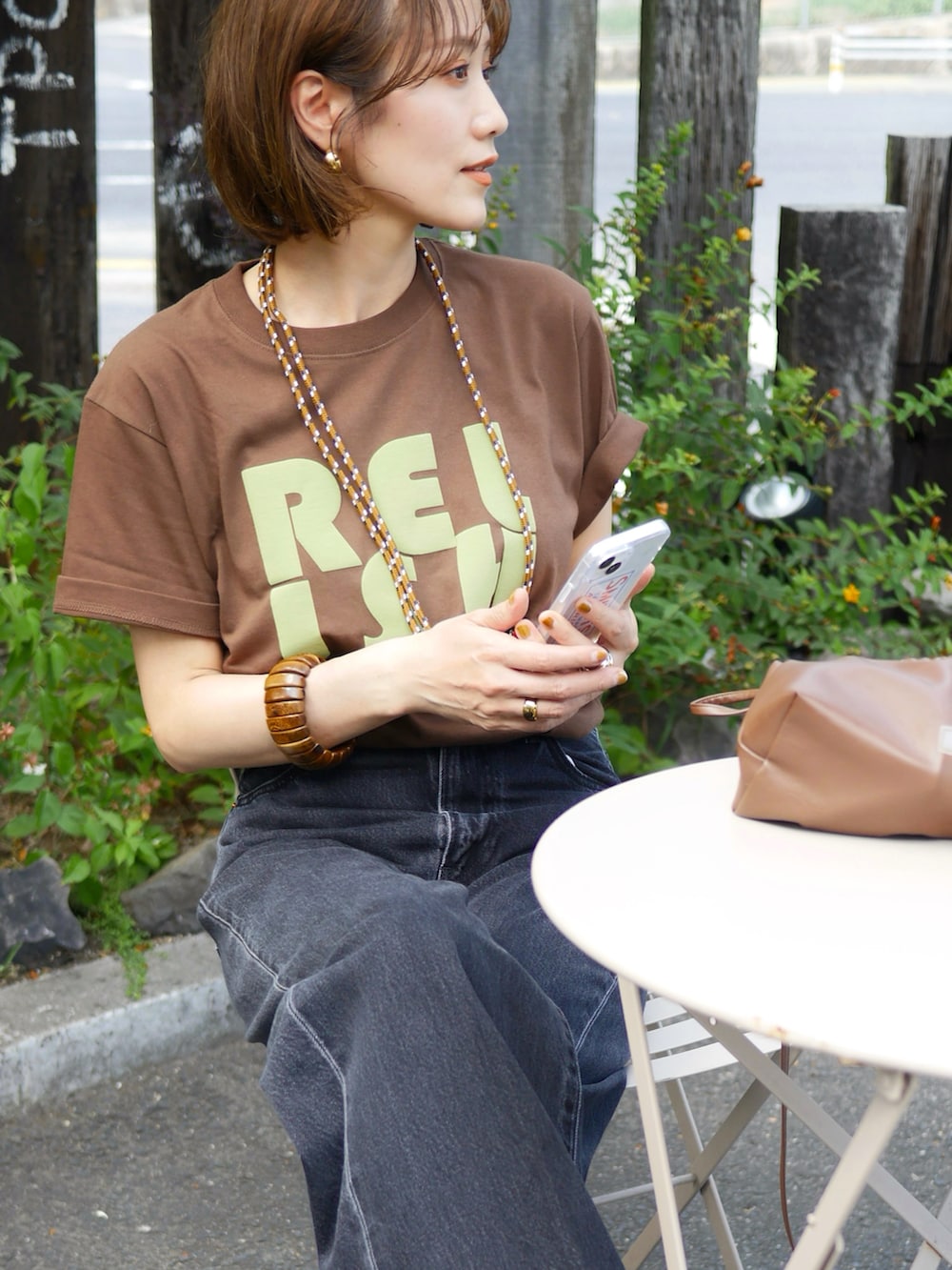 「お出かけコーデ、アツいコーデ全部見せ、夏コーデ、Tシャツ、ロゴT、プリントT、デニム、デニムパンツ、サンダル、秋服準備はじめました、イエベ秋、リーバイス、リーバイス24AW、Levis、PR」|「MAISON SPECIALのRELISH Puff Printing T-shirt/RELISH発泡プリントTシャツ【MAISON SPECIAL/メゾンスペシャル】(Tシャツ/カットソー、ブラウン系)」を使った、金子三記(miki)さん(骨格ナチュラル・レディース・170cm)の夏コーディネートの2枚目の写真