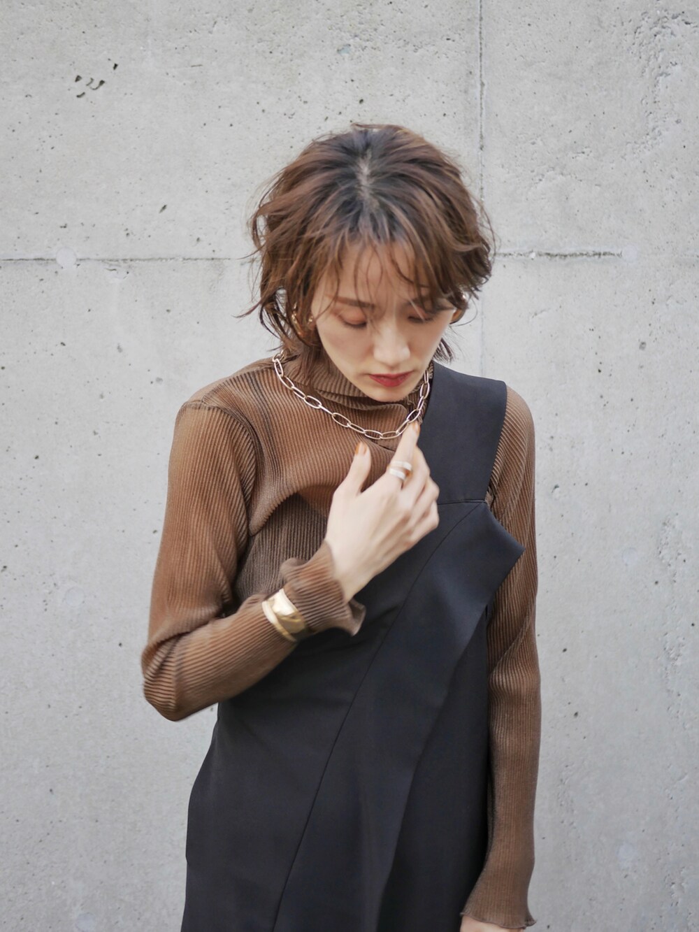 「今日のコスメと服、シアートップス、シースルートップス、シースルー、ワンショルダー、サロペット、ノーカラージャケット、チェック柄に恋してる、スクエアバッグ、レイヤードスタイル、骨格ナチュラル、高身長コーデ、モード、きれいめカジュアル、高身長女子」|「UN3D.のワンショルダーオールインワン(つなぎ/オールインワン、ブラック系)」を使った、金子三記(miki)さん(レディース・170cm)の冬コーディネートの5枚目の写真