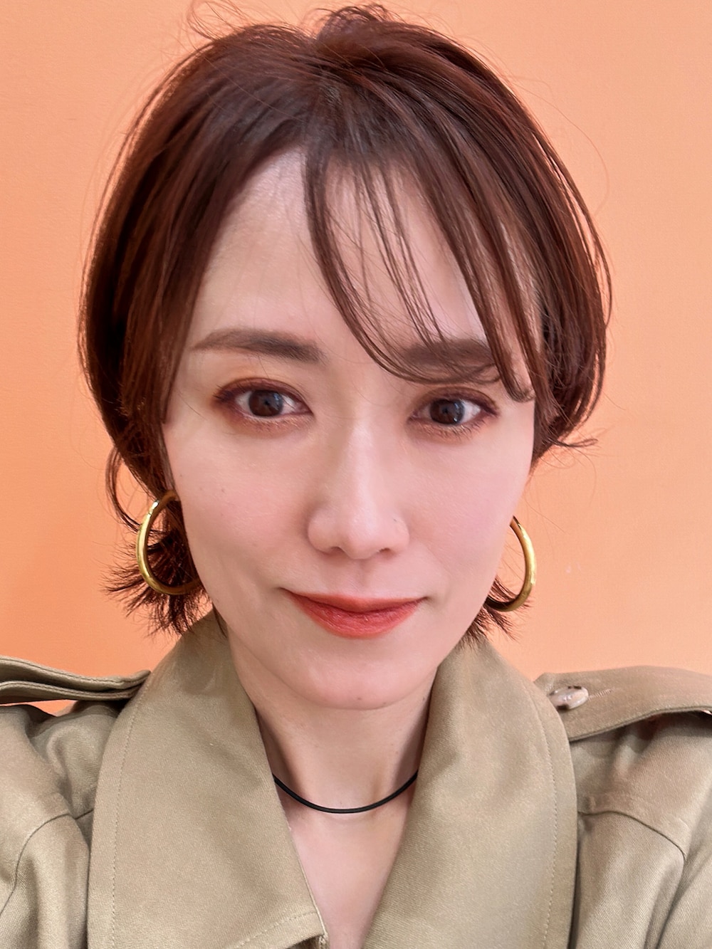 イエロー系のその他パンツ、ベージュ系のブーツ、グリーン系のショルダーバッグを着用したレディースの春コーディネートの2枚目の写真