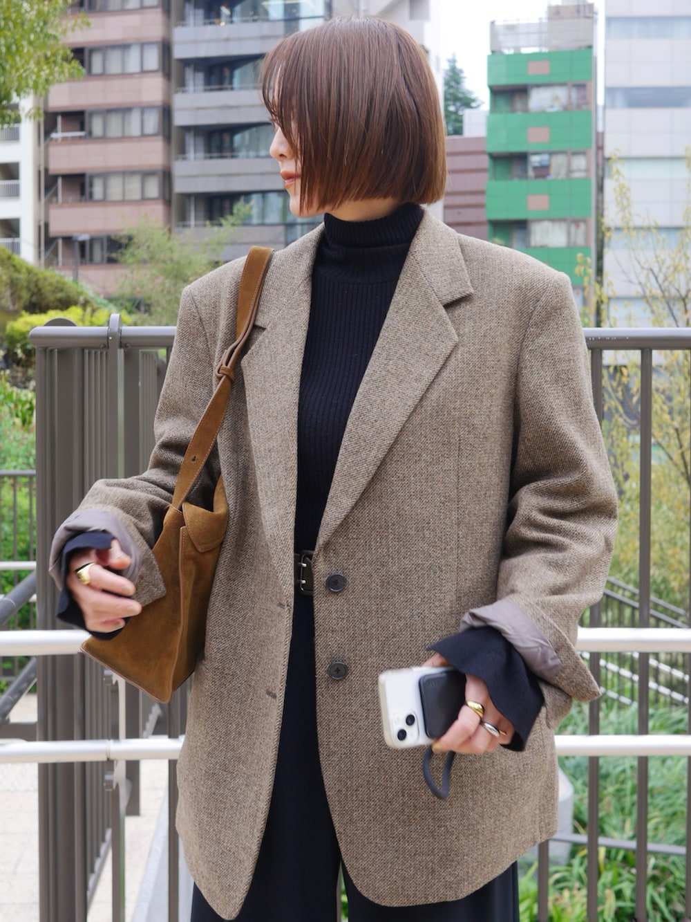 ベージュ系のテーラードジャケット、ブラック系のその他パンツ、ブラック系のニット/セーターを着用したレディースの秋コーディネートの3枚目の写真