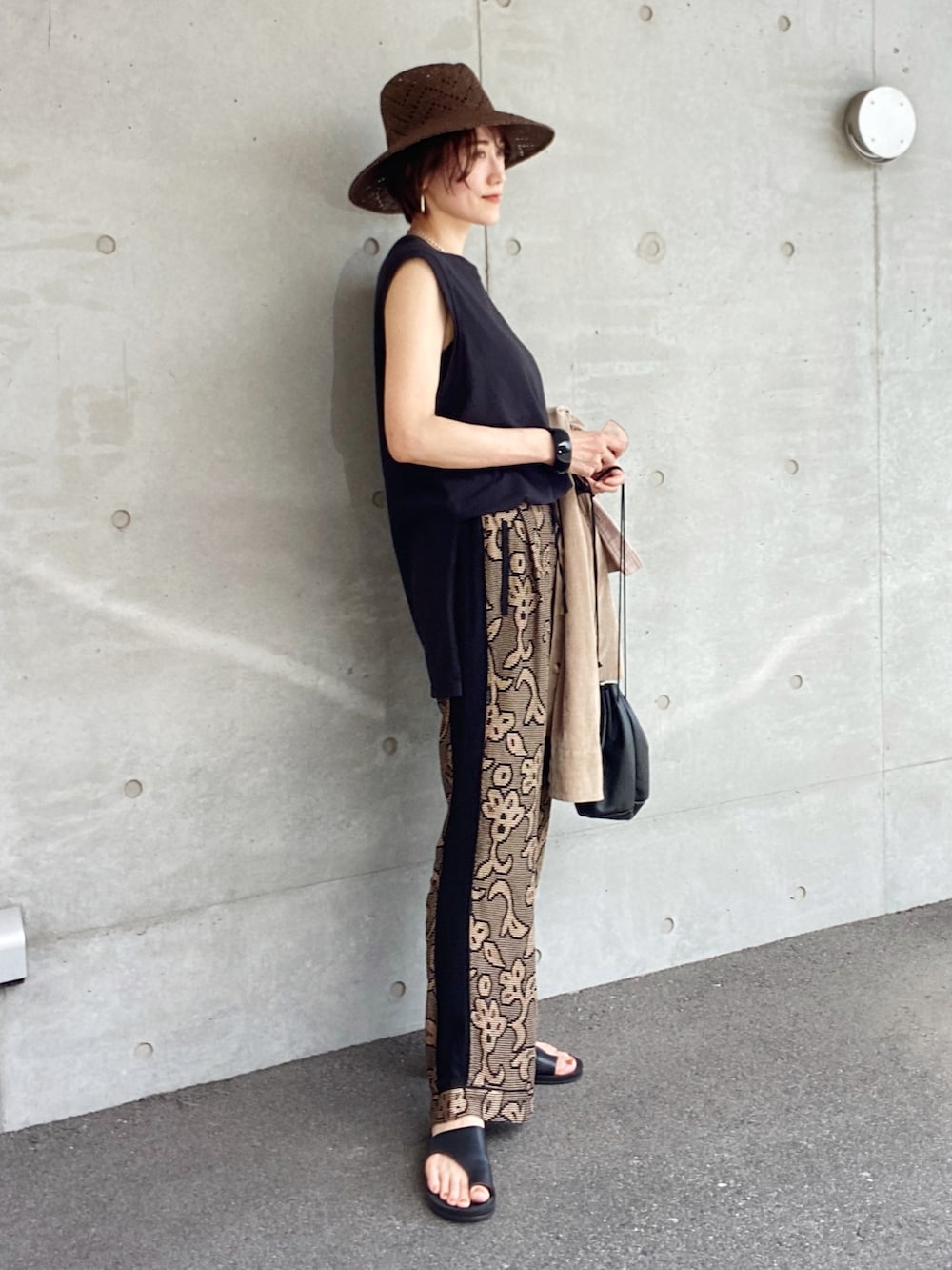 「柄パンツ、秋色、秋色コーデ、秋のコーデ、秋服準備はじめました、きれいめカジュアル、大人カジュアル、巾着バッグ、コーデュロイ、休日スタイル、秋カラー、ベージュコーデ、ベージュ、高身長女子、高身長コーデ」｜「CALUXの【CALUX】ノースリーブカットソー/別注（Tシャツ/カットソー、ブラック系）」を使った、金子三記(miki)さん（レディース・170cm）の夏コーディネートの3枚目の写真
