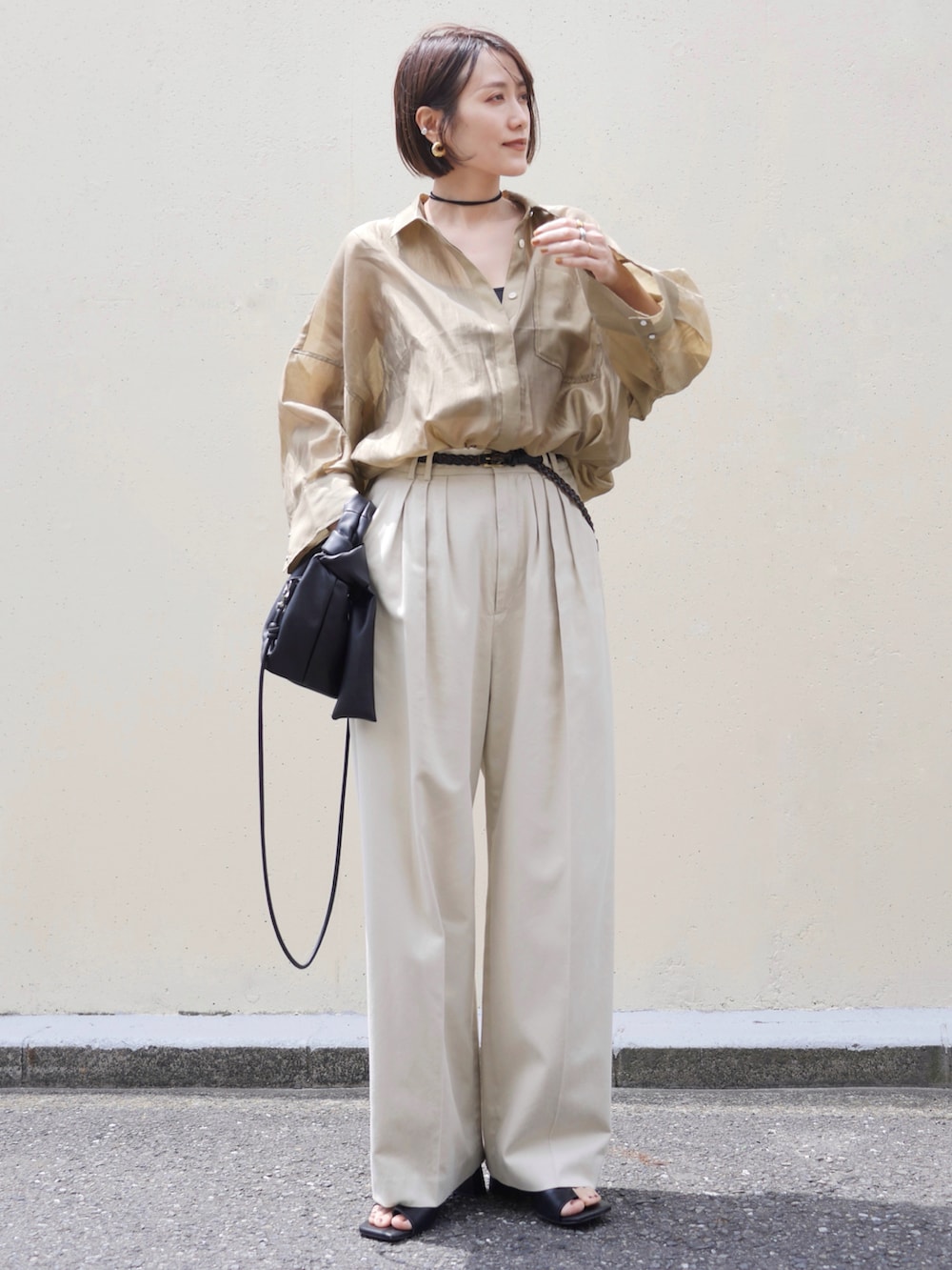 ベージュ系のシャツ/ブラウス、ベージュ系のその他パンツ、ブラック系のショルダーバッグを着用したレディースの春コーディネートの4枚目の写真