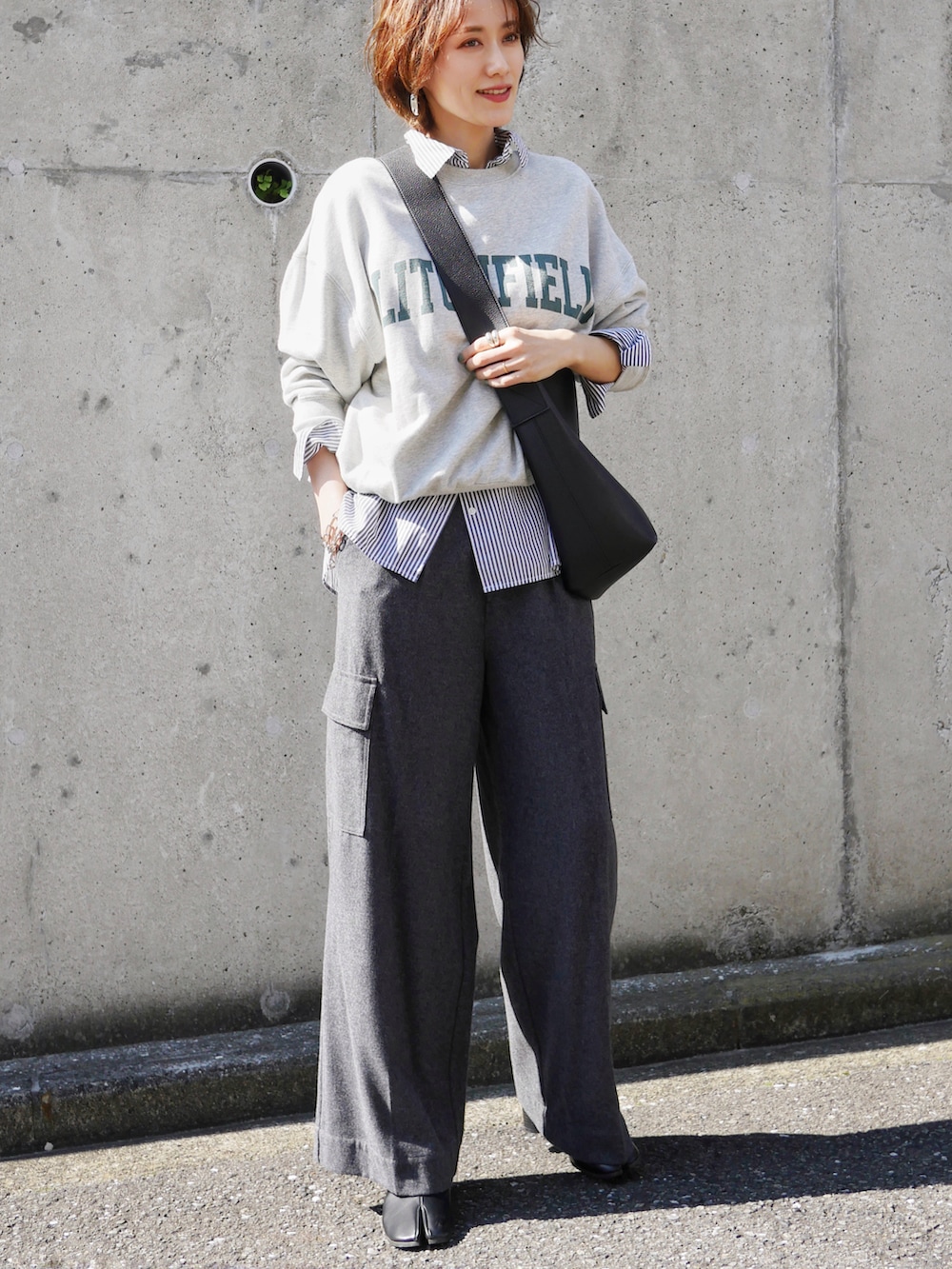 「レイヤードスタイル、スウエット、ロゴスウェット、ストライプシャツ、カーゴパンツ、ベイカーパンツ、モノトーンコーデ、モノトーン、ワントーンコーデ、グレー、ショルダーバッグ、GU、メンズライク、きれいめカジュアル、レザー」|「BEAUTY&YOUTH UNITED ARROWSのBY カレッジプリント スウェットプルオーバー 22SS ∴(スウェット、グレー系)」を使った、金子三記(miki)さん(骨格ナチュラル・レディース・170cm)の秋コーディネートの2枚目の写真