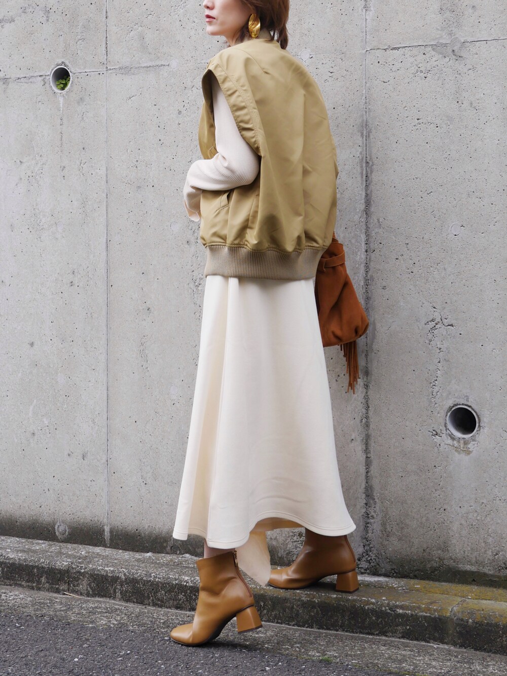 「春コーデ、春服みてみて、ベスト、レイヤードスタイル、ロングワンピース、淡色コーデ、ショートブーツ、MA-1、きれいめカジュアル、骨格ナチュラル、高身長女子、高身長コーデ、ワントーンコーデ、ベージュ、今日のコスメと服」｜「Maisones.のTangle Shifted Dress | タングル シフト ワンピース（ワンピース、ホワイト系）」を使った、金子三記(miki)さん（骨格ナチュラル・レディース・170cm）の春コーディネートの3枚目の写真