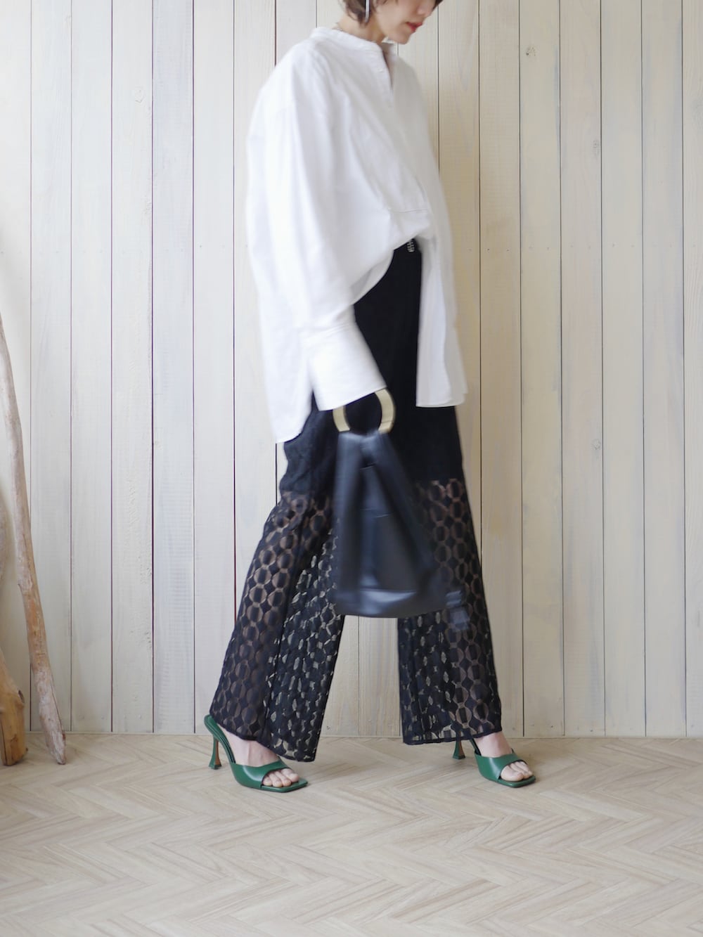 ブラック系のその他パンツ、ブラック系のショルダーバッグ、ホワイト系のシャツ/ブラウスを着用したレディースの春コーディネートの2枚目の写真