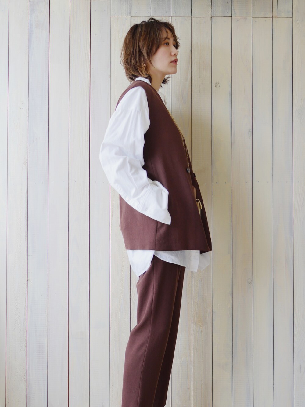 ブラウン系のその他アウター、ブラウン系のその他パンツ、ブラウン系のサンダルを着用したレディースの春コーディネートの4枚目の写真