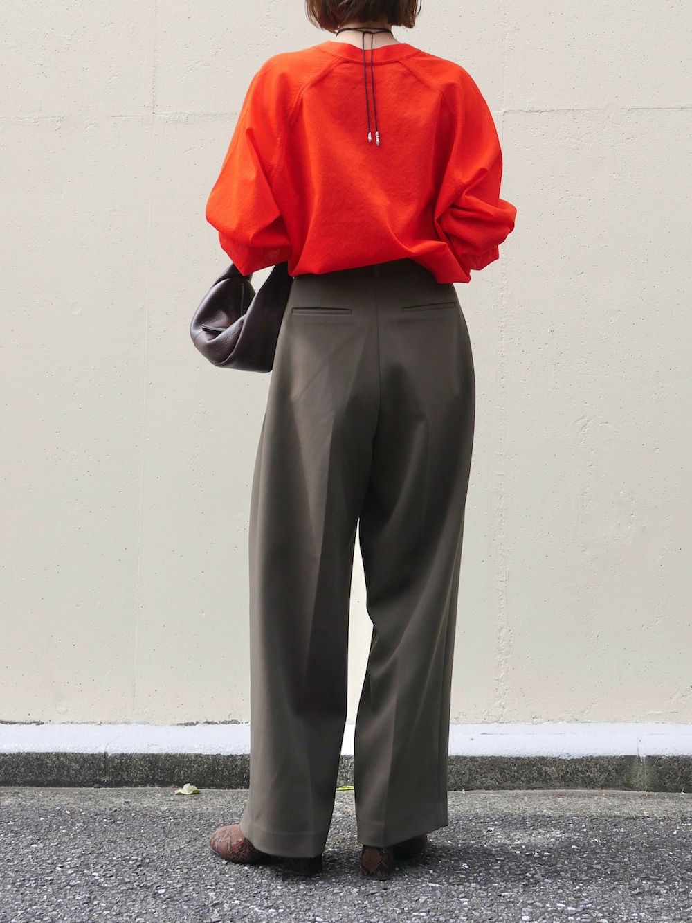 グリーン系のその他パンツ、レッド系のハンドバッグ、レッド系のカーディガン/ボレロを着用したレディースの秋コーディネートの4枚目の写真