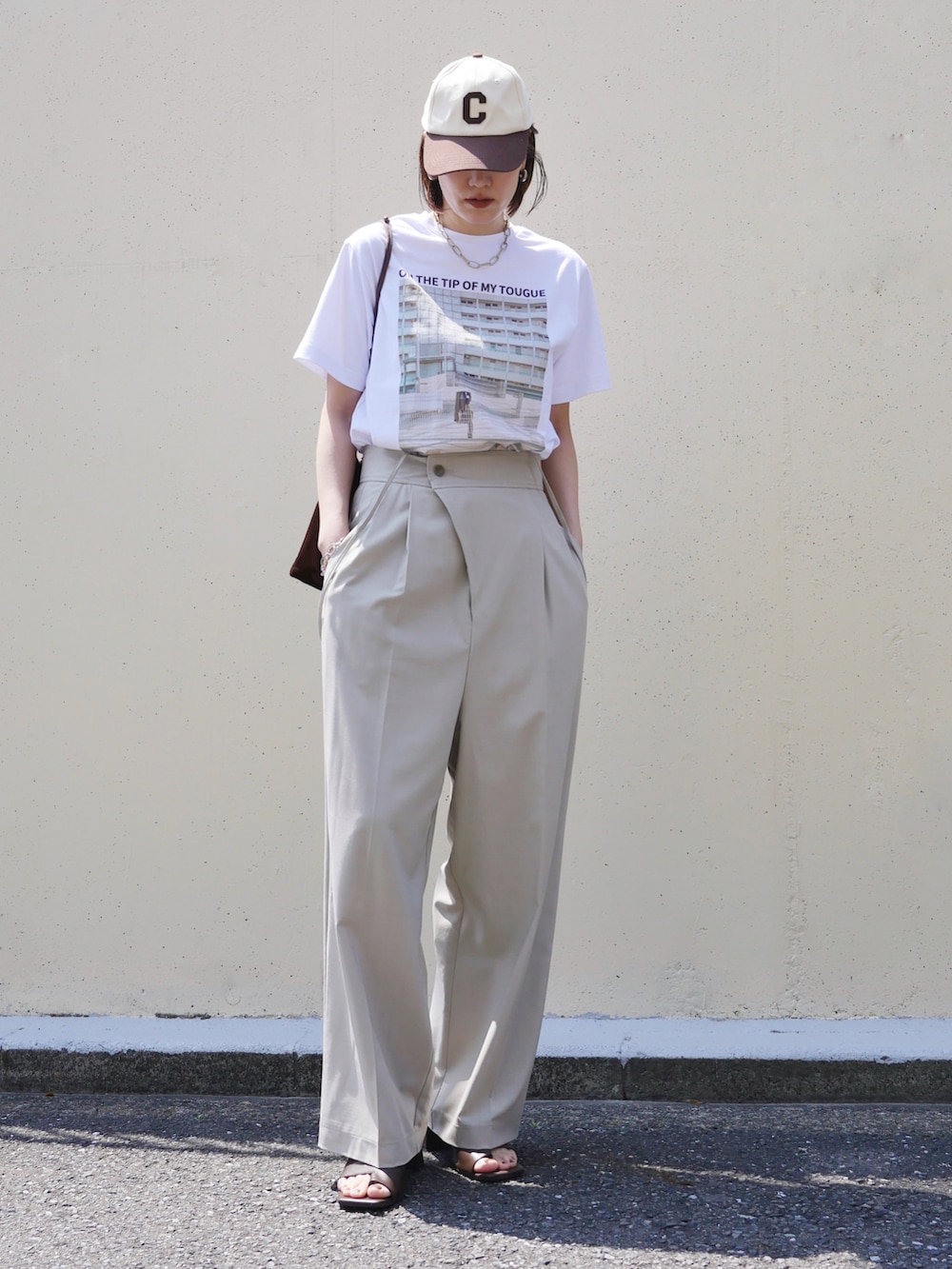 「サスペンダー、プリントT、Tシャツ、ショルダーバッグ、サンダル、キャップ、淡色コーデ、骨格ナチュラル、イエベ秋、高身長女子、休日スタイル、お出かけコーデ、プチプラ、夏コーデ、白Tシャツ」｜「mouのシンプルフープミディアムピアス（ピアス（両耳用）、シルバー系）」を使った、金子三記(miki)さん（骨格ナチュラル・レディース・170cm）の春コーディネートの4枚目の写真