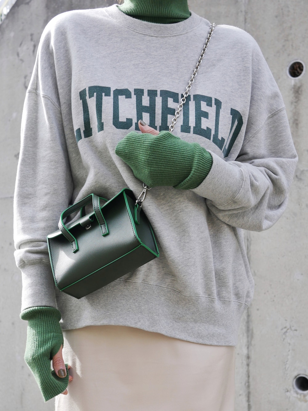 ホワイト系のスカート、グレー系のスウェット、グリーン系のニット/セーターを着用したレディースの冬コーディネートの4枚目の写真