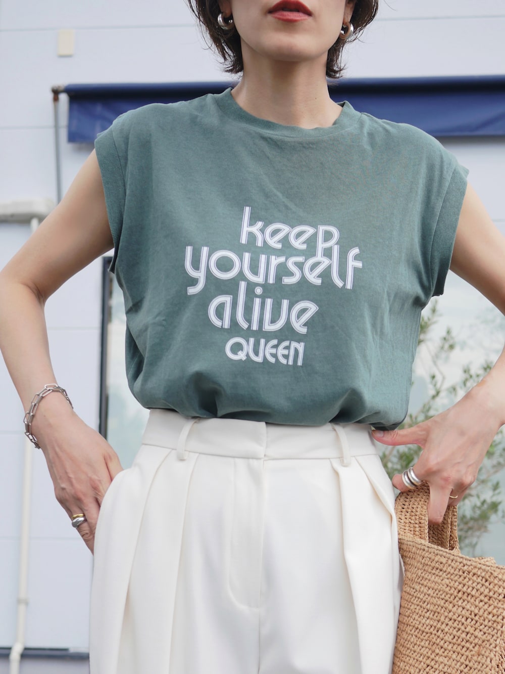 グリーン系のTシャツ/カットソー、ホワイト系のその他パンツ、ホワイト系のスニーカーを着用したレディースの夏コーディネートの3枚目の写真