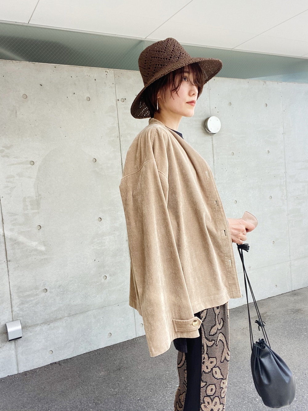 「柄パンツ、秋色、秋色コーデ、秋のコーデ、秋服準備はじめました、きれいめカジュアル、大人カジュアル、巾着バッグ、コーデュロイ、休日スタイル、秋カラー、ベージュコーデ、ベージュ、高身長女子、高身長コーデ」｜「CALUXの【CALUX】ノースリーブカットソー/別注（Tシャツ/カットソー、ブラック系）」を使った、金子三記(miki)さん（レディース・170cm）の夏コーディネートの2枚目の写真