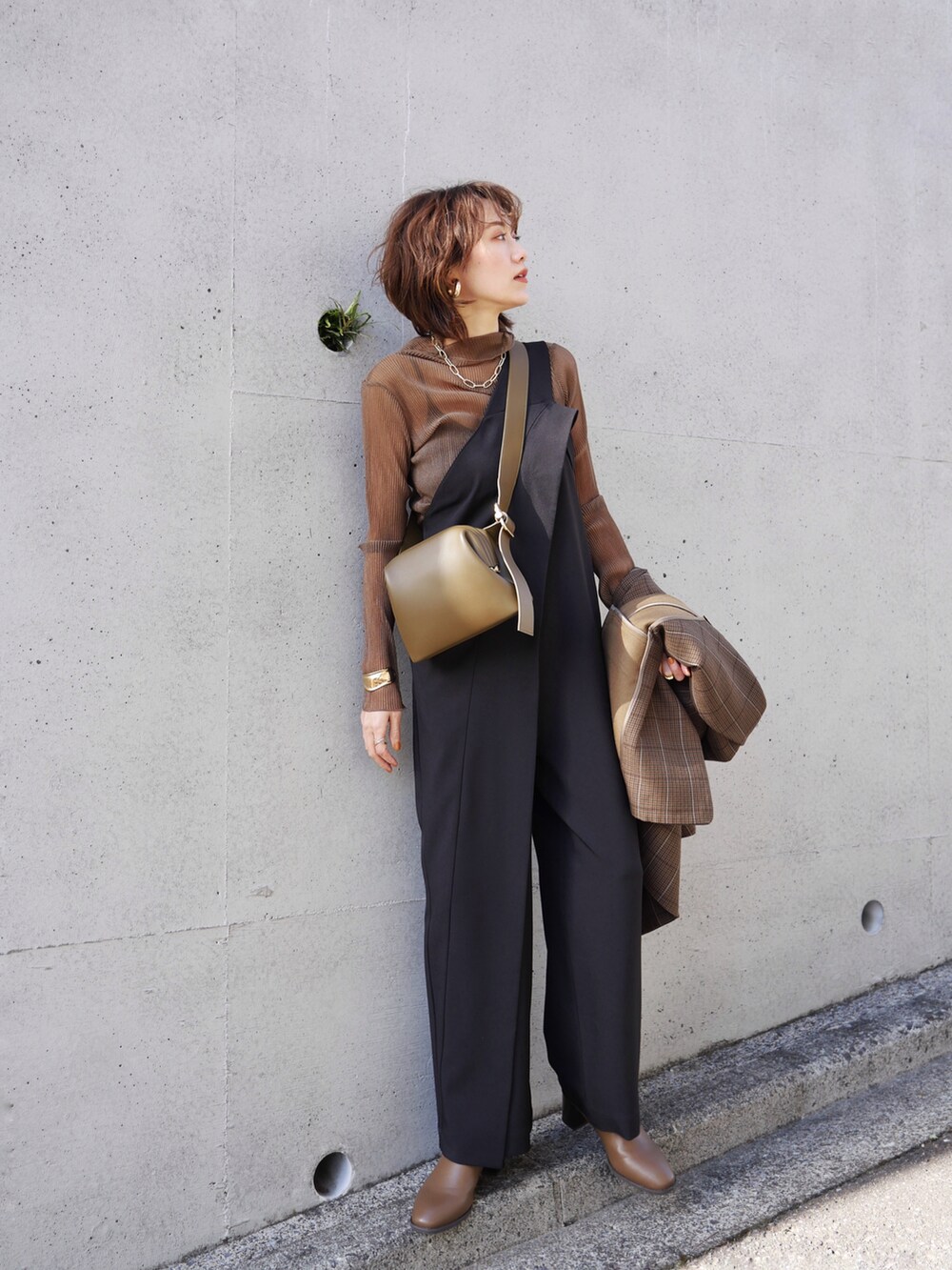 「今日のコスメと服、シアートップス、シースルートップス、シースルー、ワンショルダー、サロペット、ノーカラージャケット、チェック柄に恋してる、スクエアバッグ、レイヤードスタイル、骨格ナチュラル、高身長コーデ、モード、きれいめカジュアル、高身長女子」|「UN3D.のワンショルダーオールインワン(つなぎ/オールインワン、ブラック系)」を使った、金子三記(miki)さん(レディース・170cm)の冬コーディネートの4枚目の写真