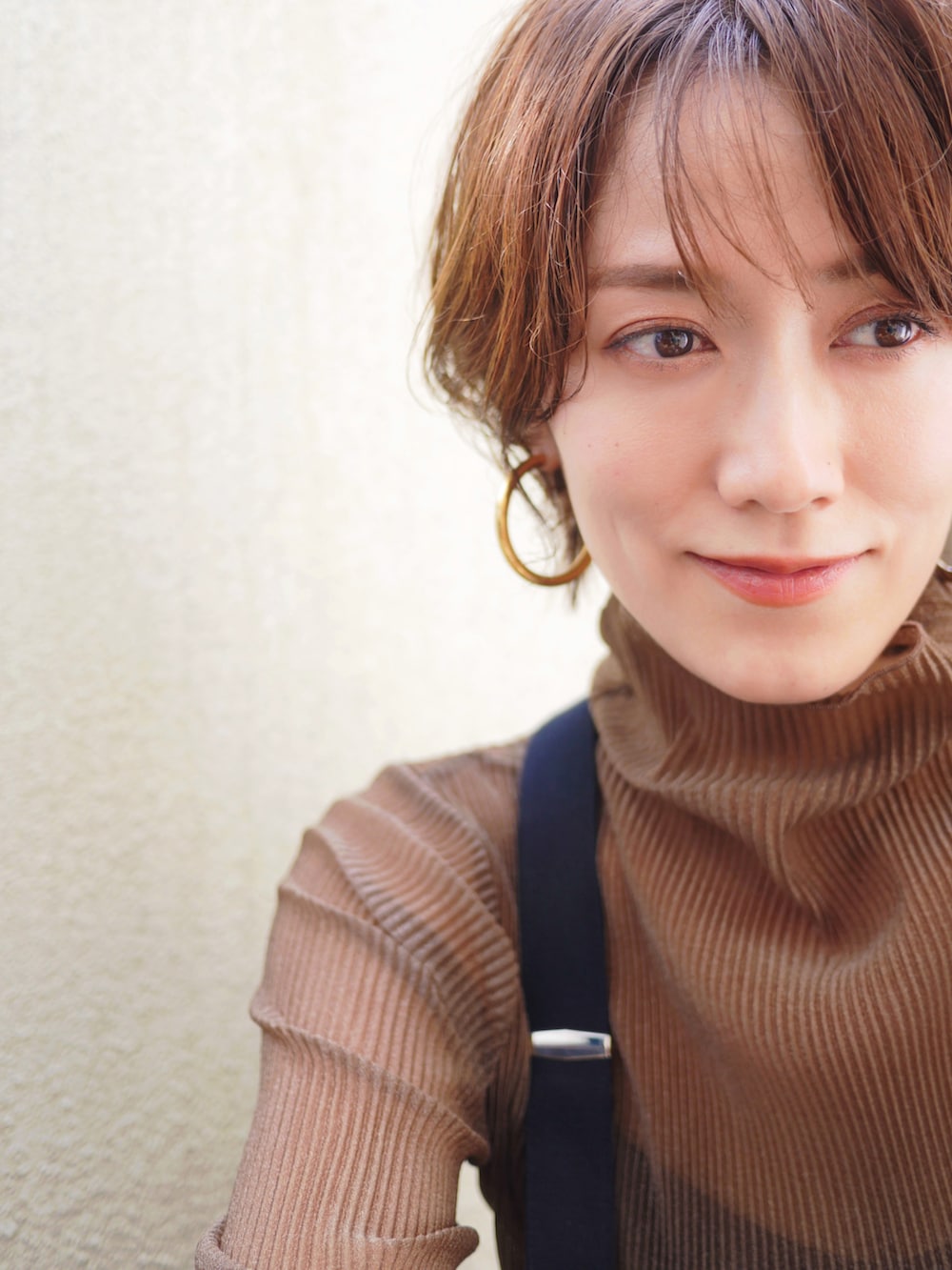 「秋服まるっと大公開、PR、今日のコスメと服、ブラウン、ワントーンコーデ、シアートップス、チェック、休日スタイル、きれいめカジュアル、シンプルコーデ、秋コーデ、ハイネック、骨格ナチュラル、高身長女子、高身長コーデ」|「TODAYFULのサスペンダーハイウエストパンツ(その他パンツ、ブラウン系)」を使った、金子三記(miki)さん(骨格ナチュラル・レディース・170cm)の秋コーディネートの2枚目の写真