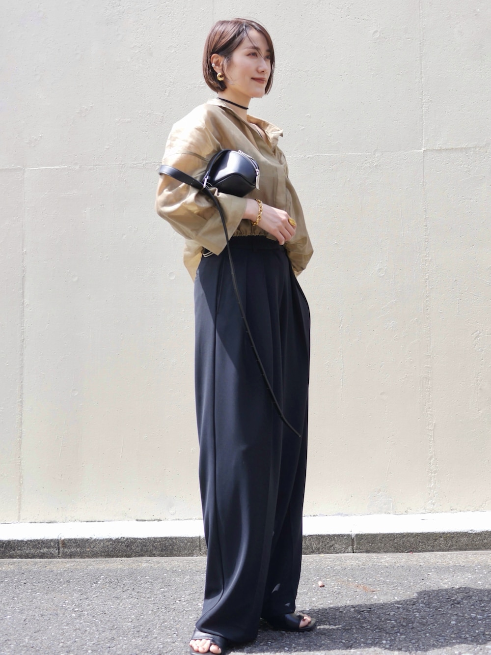 ベージュ系のシャツ/ブラウス、ブラック系のその他パンツ、ブラック系のスラックスを着用したレディースの春コーディネートの3枚目の写真