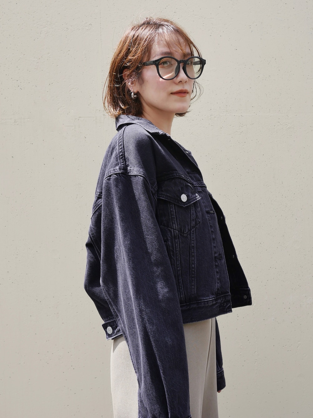 「お出かけコーデ、秋服準備はじめました、デニム、デニムジャケット、オールインワン、ローファー、ショルダーバッグ、ロンパース、リーバイス、リーバイス24AW、Levis、PR、高身長女子、高身長コーデ、レイヤードスタイル」｜「Levi'sのLevi's/リーバイス 飯豊まりえ別注 SHRUNKEN 90S トラッカージャケット IM ブラック（デニムジャケット、ブラック系）」を使った、金子三記(miki)さん（骨格ナチュラル・レディース・170cm）の夏コーディネートの3枚目の写真