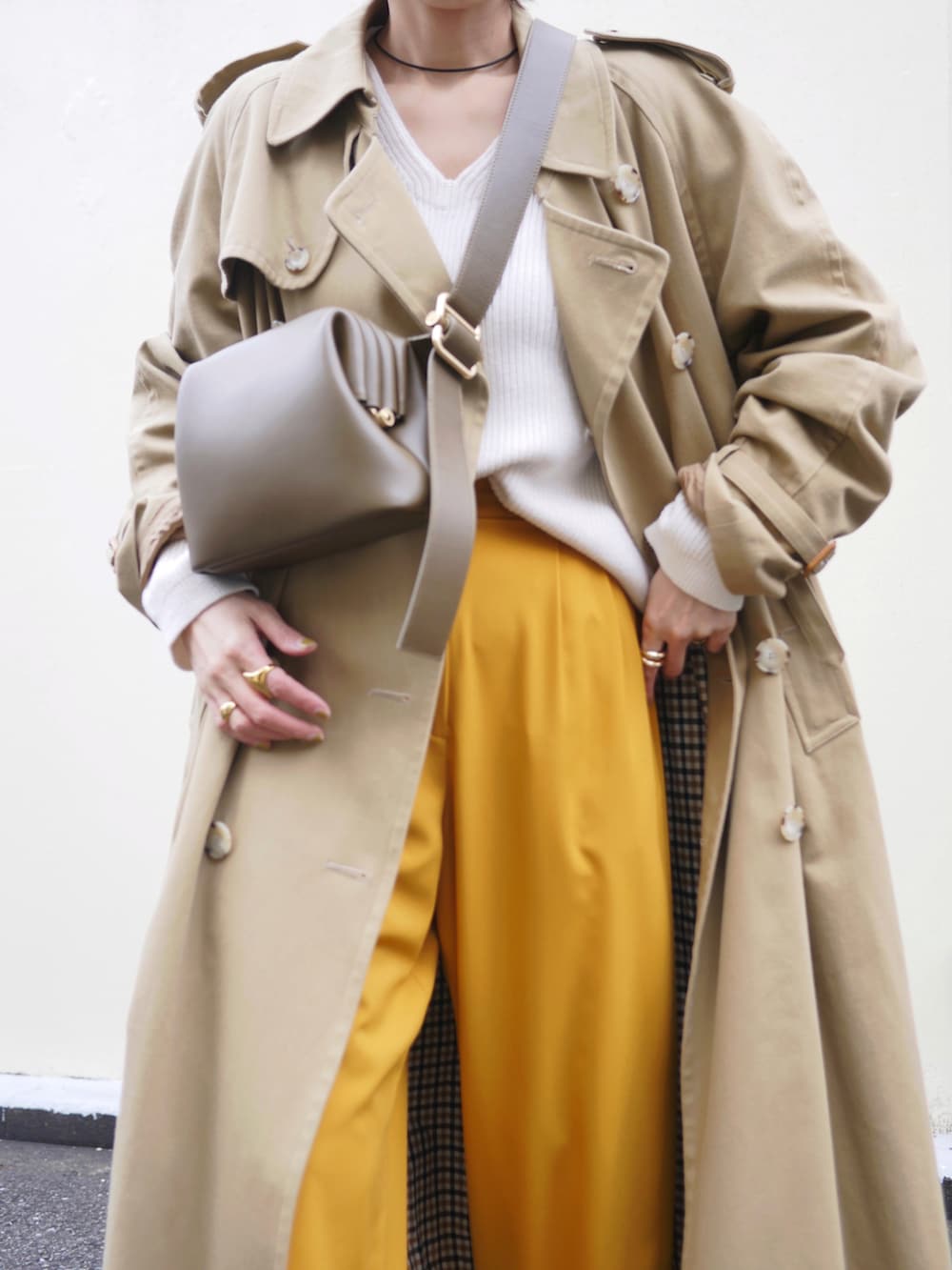 イエロー系のその他パンツ、ベージュ系のブーツ、グリーン系のショルダーバッグを着用したレディースの春コーディネートの5枚目の写真