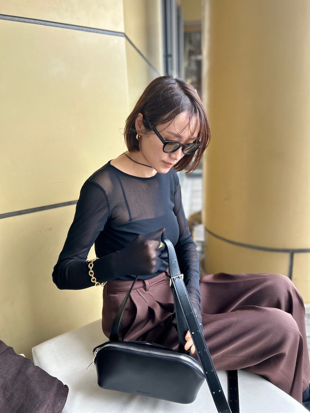 「スポーツミックス、雨の日コーデ、黒Tシャツ、シアートップス、ショルダーバッグ、スニーカー、デートコーデ、サングラス、きれいめカジュアル、骨格ナチュラル、イエベ秋、高身長女子、レイヤードスタイル、ミニバッグ、ワイドパンツ」|「MAISON SPECIALのプレミアムパワーメッシュクルートップス【MAISON SPECIAL/メゾンスペシャル】(Tシャツ/カットソー、ブラック系)」を使った、金子三記(miki)さん(骨格ナチュラル・レディース・170cm)の春コーディネートの3枚目の写真
