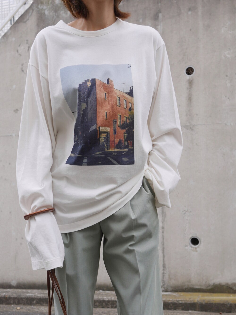 「プリントT、フォトT、ロンT、シンプルコーデ、カラーパンツ、スラックス、UNIQLO、ユニクロ、巾着バッグ、ショルダーバッグ、きれいめカジュアル、休日スタイル、プチプラ、骨格ナチュラル、高身長女子」｜「MAISON SPECIALのヴィーガンレザー2WAY巾着スモールバッグ【MAISON SPECIAL/メゾンスペシャル】（ショルダーバッグ、ブラウン系）」を使った、金子三記(miki)さん（骨格ナチュラル・レディース・170cm）の春コーディネートの4枚目の写真