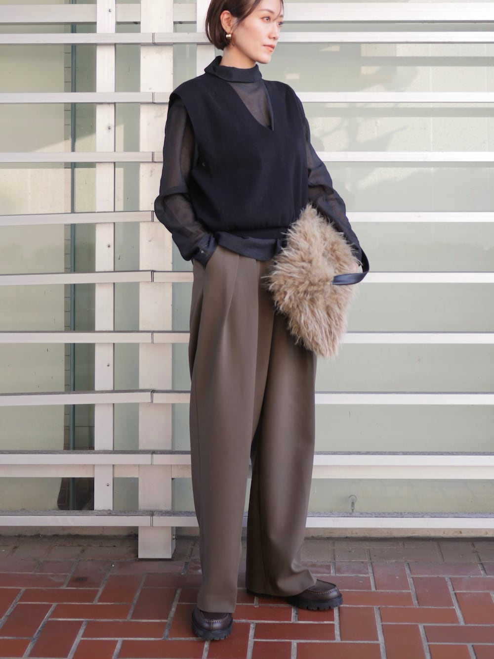 ブラック系のニット/セーター、ベージュ系のショルダーバッグ、グリーン系のその他パンツを着用したレディースの秋コーディネートの2枚目の写真